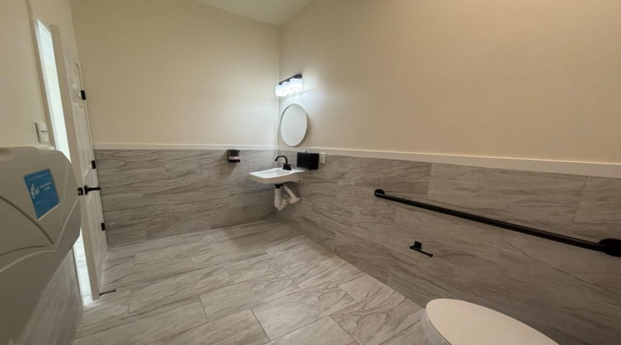 1113 San Bernardo Ave, laredo, Texas 78040, 1 Room Rooms,1 BathroomBathrooms,Commercial retail/office,For Rent,1113 San Bernardo Ave,20264506