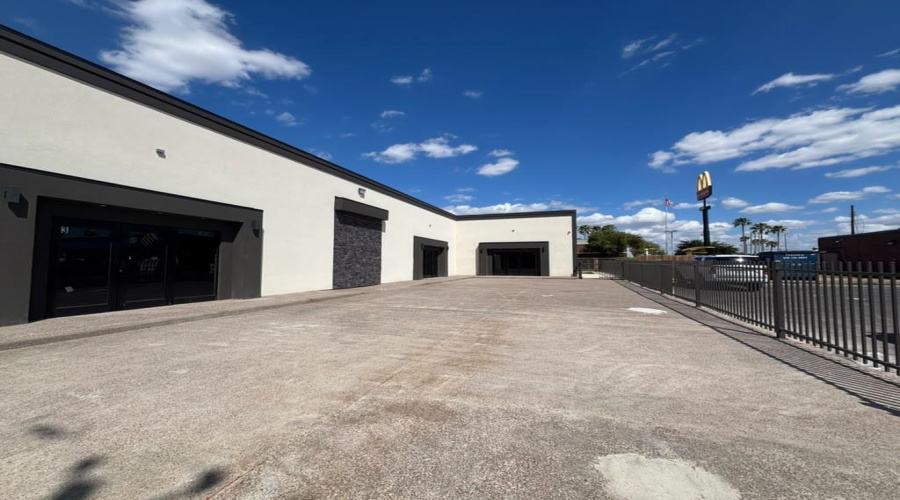 1113 San Bernardo Ave, laredo, Texas 78040, 1 Room Rooms,1 BathroomBathrooms,Commercial retail/office,For Rent,1113 San Bernardo Ave,20264506