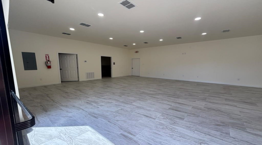 1113 San Bernardo Ave, laredo, Texas 78040, 1 Room Rooms,1 BathroomBathrooms,Commercial retail/office,For Rent,1113 San Bernardo Ave,20264506