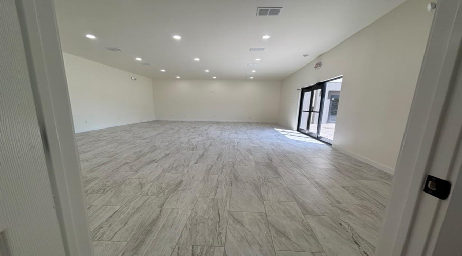 1113 San Bernardo Ave, laredo, Texas 78040, 1 Room Rooms,1 BathroomBathrooms,Commercial retail/office,For Rent,1113 San Bernardo Ave,20264506