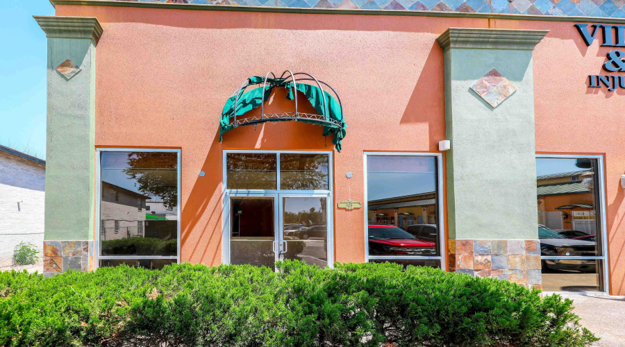 104 E Calton Rd, Laredo, Texas 78041, 1 Room Rooms,2 BathroomsBathrooms,Commercial retail/office,For Rent,104 E Calton Rd,20264531