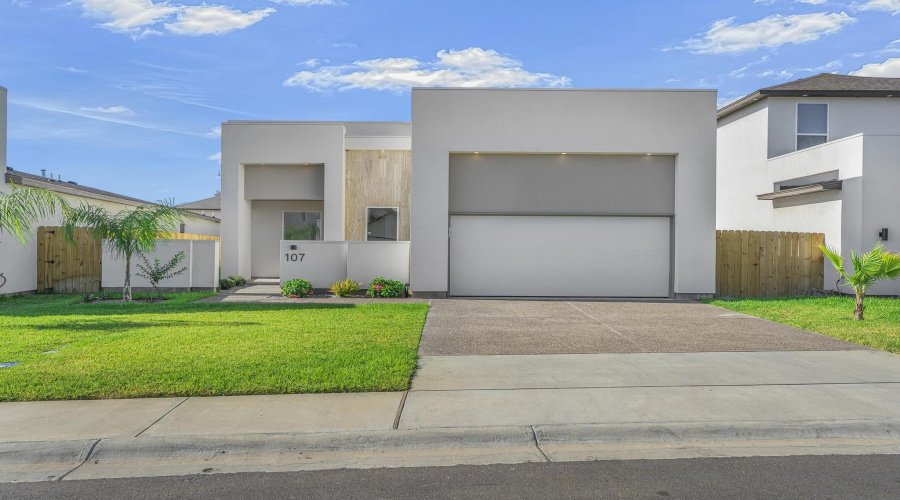 107 Balmorhea Dr., Laredo, Texas 78045, 3 Bedrooms Bedrooms, 4 Rooms Rooms,2 BathroomsBathrooms,Residential,For Sale,107 Balmorhea Dr.,20264535