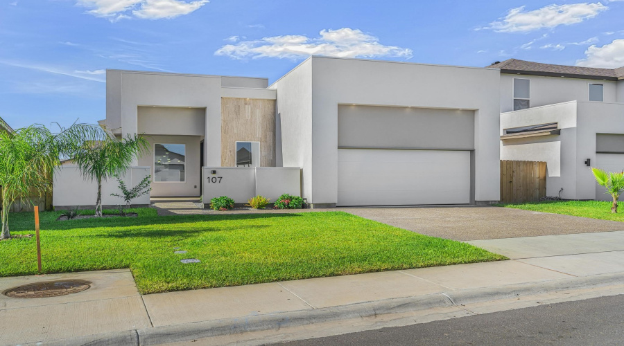 107 Balmorhea Dr., Laredo, Texas 78045, 3 Bedrooms Bedrooms, 4 Rooms Rooms,2 BathroomsBathrooms,Residential,For Sale,107 Balmorhea Dr.,20264535