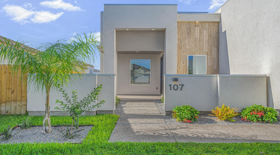 107 Balmorhea Dr., Laredo, Texas 78045, 3 Bedrooms Bedrooms, 4 Rooms Rooms,2 BathroomsBathrooms,Residential,For Sale,107 Balmorhea Dr.,20264535