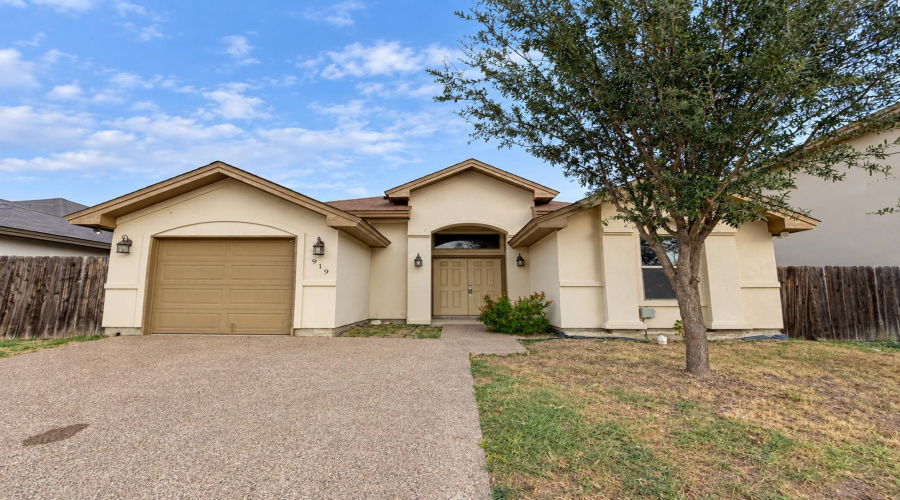 919 La Rosita, LAREDO, Texas 78046, 4 Bedrooms Bedrooms, 7 Rooms Rooms,2 BathroomsBathrooms,Residential,For Sale,919 La Rosita,20264537