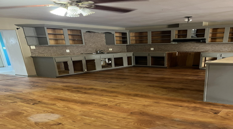 901 W. Kohler St., Hebbronville, Texas 78361, 3 Bedrooms Bedrooms, 5 Rooms Rooms,2 BathroomsBathrooms,Residential,For Sale,901 W. Kohler St.,20264541