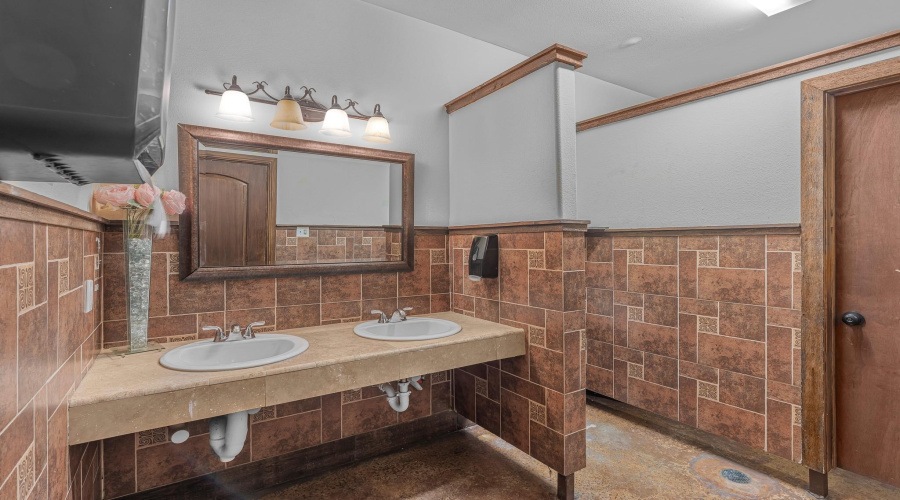 2601 Rosario St, LAREDO, Texas 78043, ,4 BathroomsBathrooms,Commercial retail/office,For Sale,2601 Rosario St,20264565