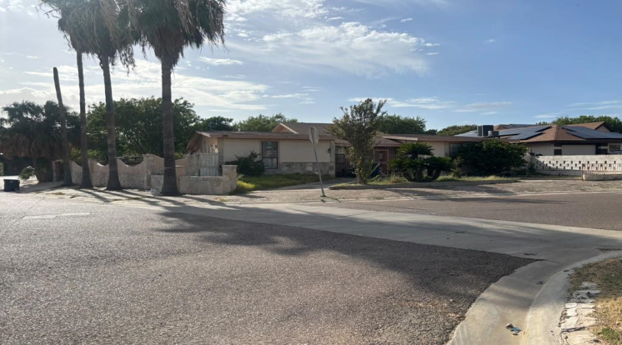 210 Daisy Ln, Laredo, Texas 78046, 3 Bedrooms Bedrooms, 5 Rooms Rooms,2 BathroomsBathrooms,Residential,For Sale,210 Daisy Ln,20264545