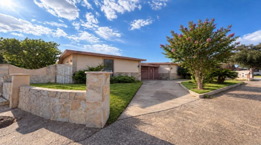 210 Daisy Ln, Laredo, Texas 78046, 3 Bedrooms Bedrooms, 5 Rooms Rooms,2 BathroomsBathrooms,Residential,For Sale,210 Daisy Ln,20264545