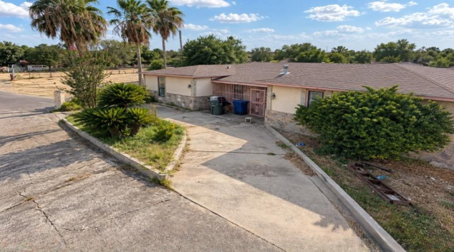 210 Daisy Ln, Laredo, Texas 78046, 3 Bedrooms Bedrooms, 5 Rooms Rooms,2 BathroomsBathrooms,Residential,For Sale,210 Daisy Ln,20264545