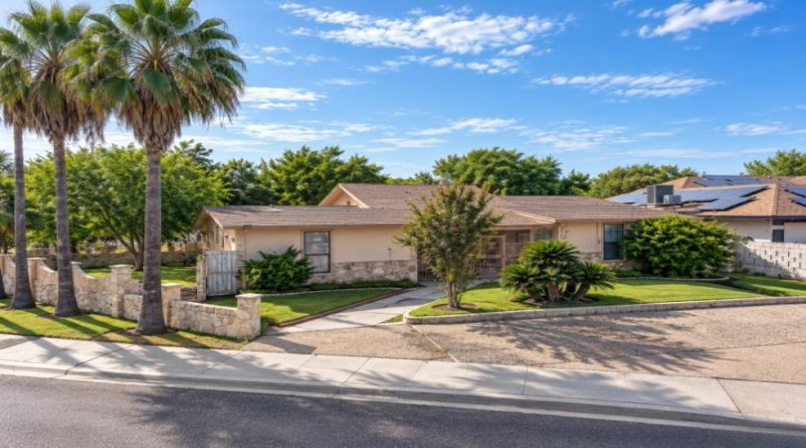 210 Daisy Ln, Laredo, Texas 78046, 3 Bedrooms Bedrooms, 5 Rooms Rooms,2 BathroomsBathrooms,Residential,For Sale,210 Daisy Ln,20264545