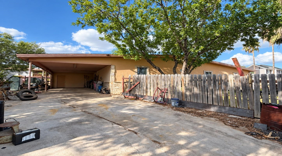 210 Daisy Ln, Laredo, Texas 78046, 3 Bedrooms Bedrooms, 5 Rooms Rooms,2 BathroomsBathrooms,Residential,For Sale,210 Daisy Ln,20264545