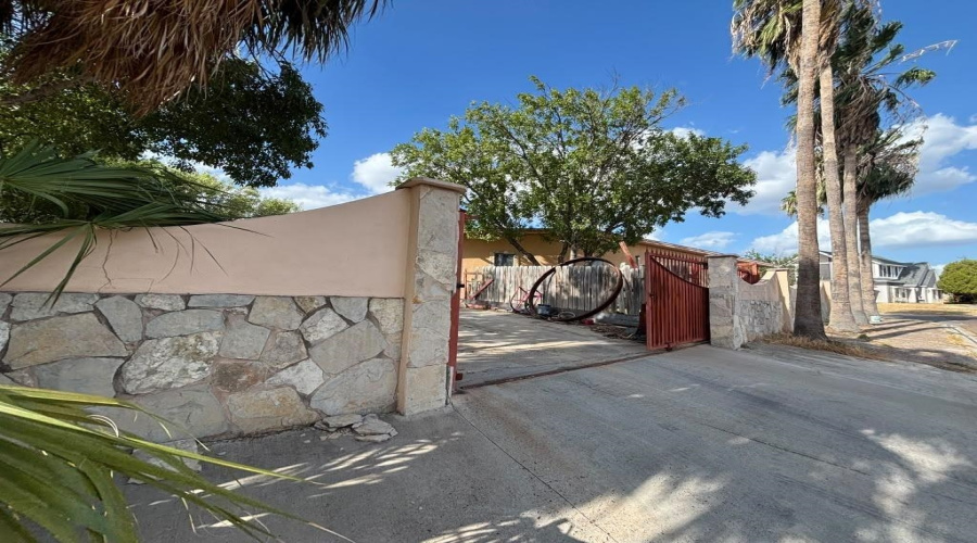 210 Daisy Ln, Laredo, Texas 78046, 3 Bedrooms Bedrooms, 5 Rooms Rooms,2 BathroomsBathrooms,Residential,For Sale,210 Daisy Ln,20264545