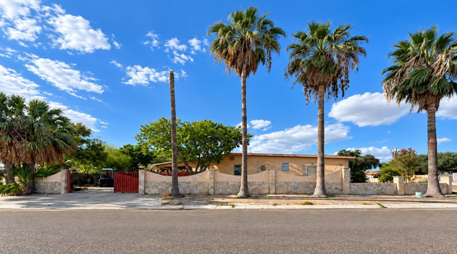 210 Daisy Ln, Laredo, Texas 78046, 3 Bedrooms Bedrooms, 5 Rooms Rooms,2 BathroomsBathrooms,Residential,For Sale,210 Daisy Ln,20264545