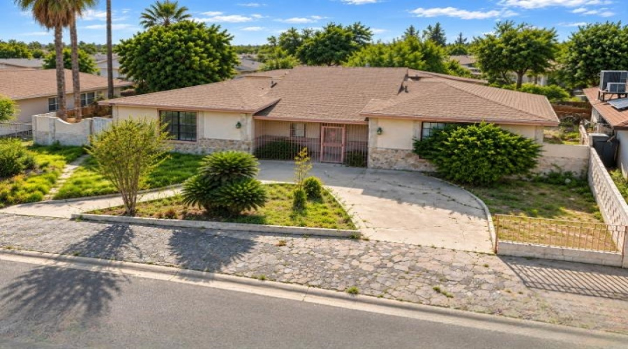 210 Daisy Ln, Laredo, Texas 78046, 3 Bedrooms Bedrooms, 5 Rooms Rooms,2 BathroomsBathrooms,Residential,For Sale,210 Daisy Ln,20264545