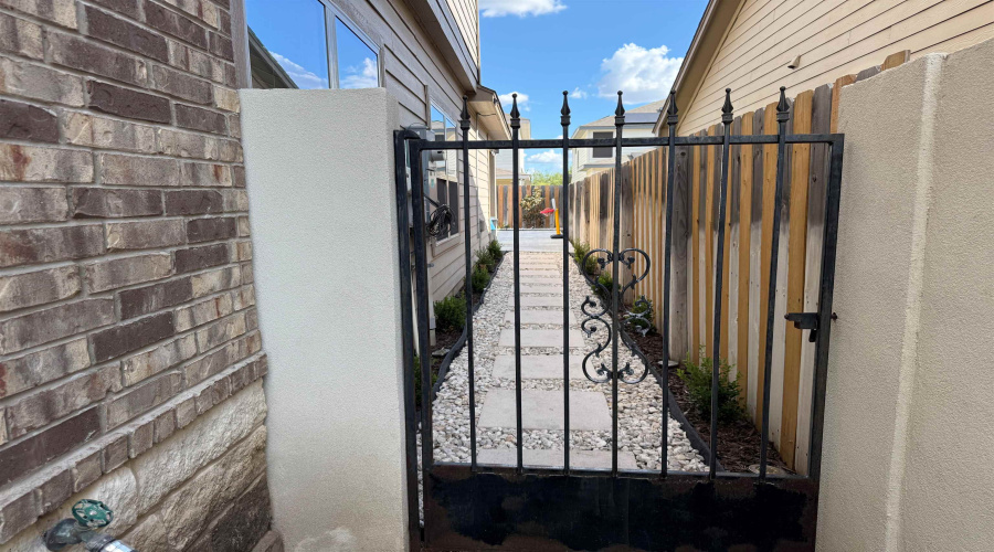 1011 Larvotto Lp., Laredo, Texas 78045, 4 Bedrooms Bedrooms, 9 Rooms Rooms,2 BathroomsBathrooms,Residential,For Sale,1011 Larvotto Lp.,20264549