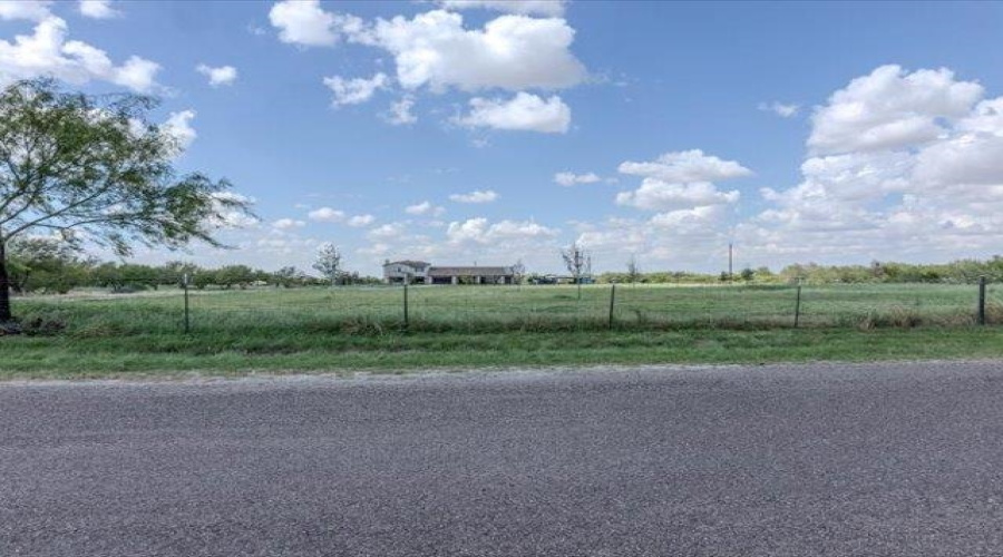 304 Tomcat Ln., LAREDO, Texas 78045, 4 Bedrooms Bedrooms, 8 Rooms Rooms,4 BathroomsBathrooms,Residential,For Sale,304 Tomcat Ln.,20264550