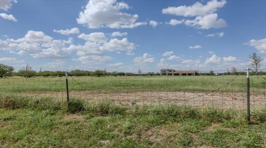 304 Tomcat Ln., LAREDO, Texas 78045, 4 Bedrooms Bedrooms, 8 Rooms Rooms,4 BathroomsBathrooms,Residential,For Sale,304 Tomcat Ln.,20264550