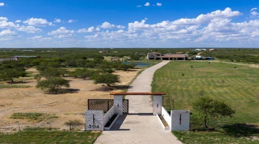 304 Tomcat Ln., LAREDO, Texas 78045, 4 Bedrooms Bedrooms, 8 Rooms Rooms,4 BathroomsBathrooms,Residential,For Sale,304 Tomcat Ln.,20264550