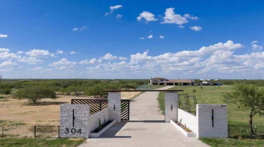 304 Tomcat Ln., LAREDO, Texas 78045, 4 Bedrooms Bedrooms, 8 Rooms Rooms,4 BathroomsBathrooms,Residential,For Sale,304 Tomcat Ln.,20264550