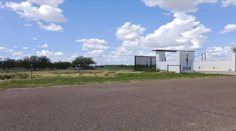 304 Tomcat Ln., LAREDO, Texas 78045, 4 Bedrooms Bedrooms, 8 Rooms Rooms,4 BathroomsBathrooms,Residential,For Sale,304 Tomcat Ln.,20264550