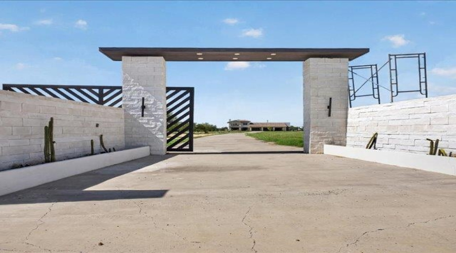 304 Tomcat Ln., LAREDO, Texas 78045, 4 Bedrooms Bedrooms, 8 Rooms Rooms,4 BathroomsBathrooms,Residential,For Sale,304 Tomcat Ln.,20264550