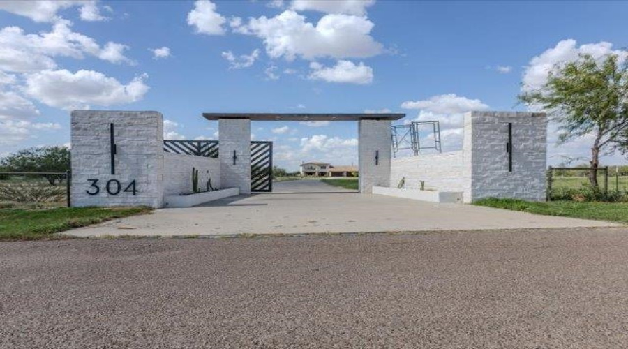 304 Tomcat Ln., LAREDO, Texas 78045, 4 Bedrooms Bedrooms, 8 Rooms Rooms,4 BathroomsBathrooms,Residential,For Sale,304 Tomcat Ln.,20264550