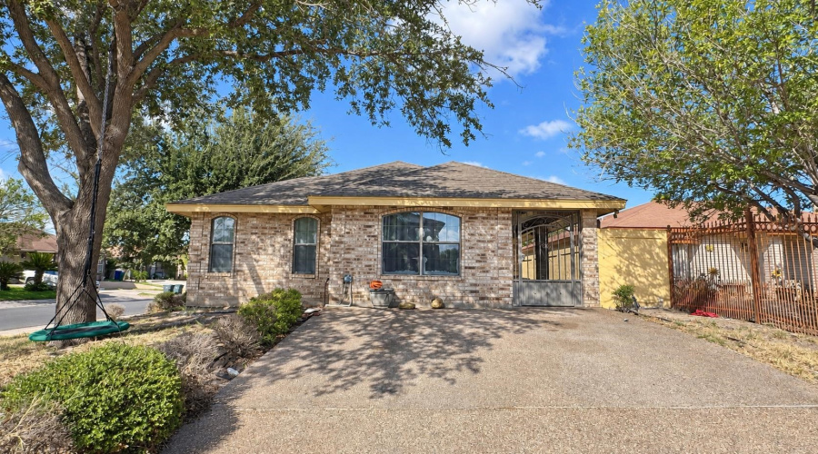 302 Begona Ct, Laredo, Texas 78046, 3 Bedrooms Bedrooms, 8 Rooms Rooms,2 BathroomsBathrooms,Residential,For Sale,302 Begona Ct,20264552