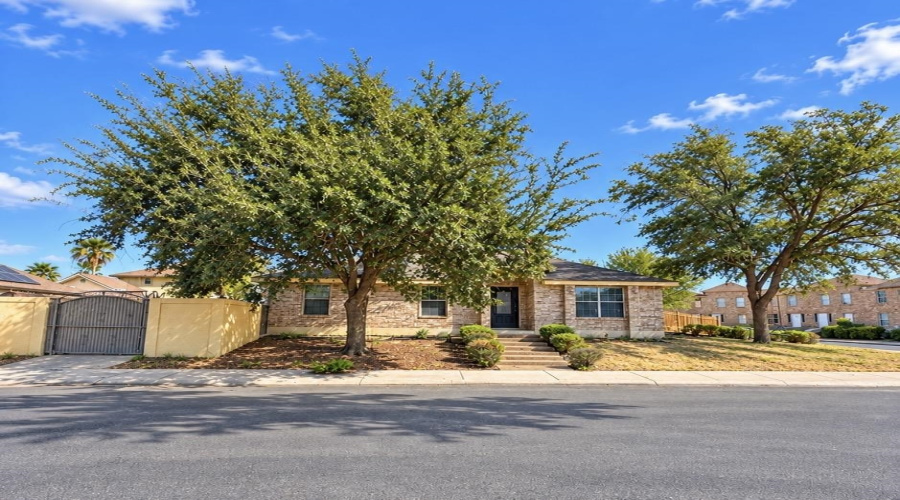 302 Begona Ct, Laredo, Texas 78046, 3 Bedrooms Bedrooms, 8 Rooms Rooms,2 BathroomsBathrooms,Residential,For Sale,302 Begona Ct,20264552