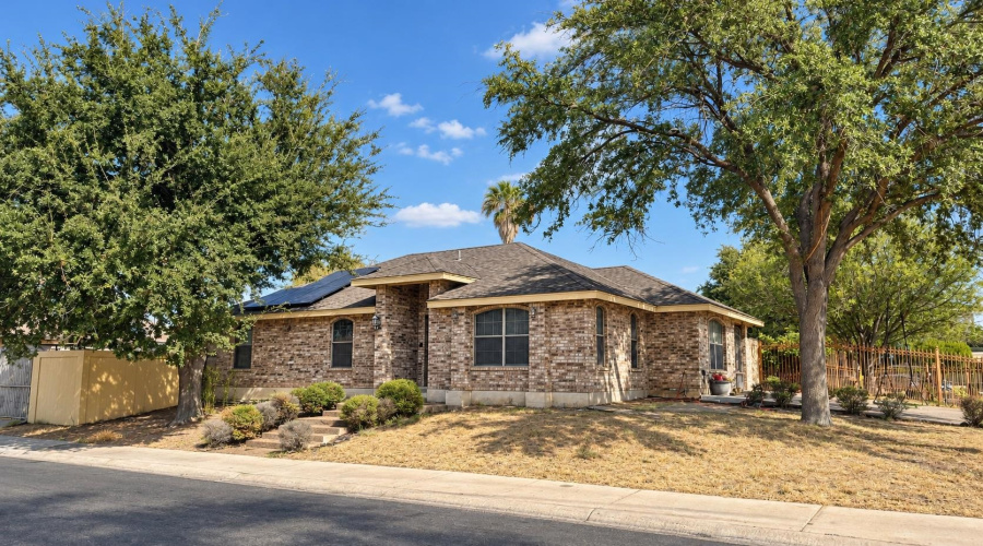 302 Begona Ct, Laredo, Texas 78046, 3 Bedrooms Bedrooms, 8 Rooms Rooms,2 BathroomsBathrooms,Residential,For Sale,302 Begona Ct,20264552