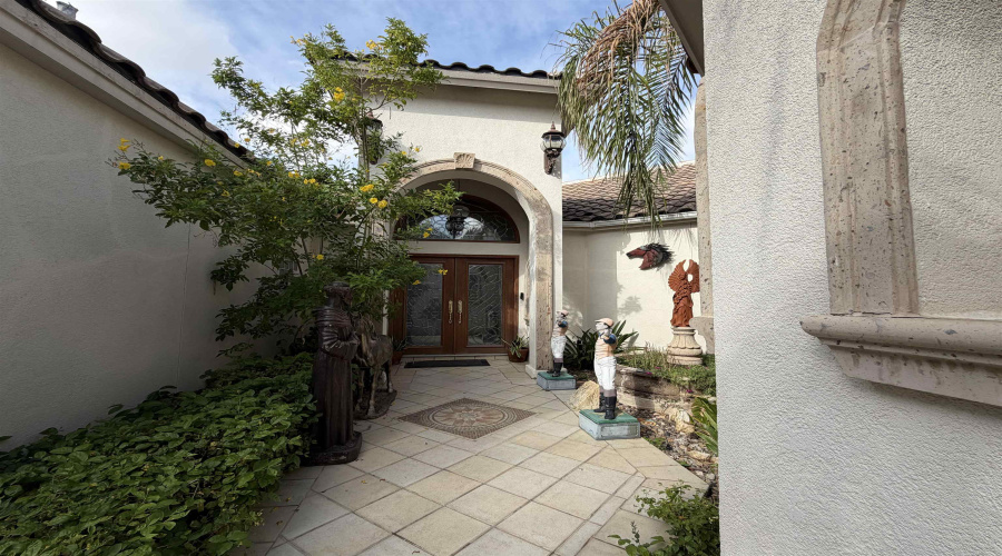206 Chateau La Fitte Ct, Laredo, Texas 78041, 3 Bedrooms Bedrooms, 8 Rooms Rooms,3 BathroomsBathrooms,Residential,For Sale,206 Chateau La Fitte Ct,20264556