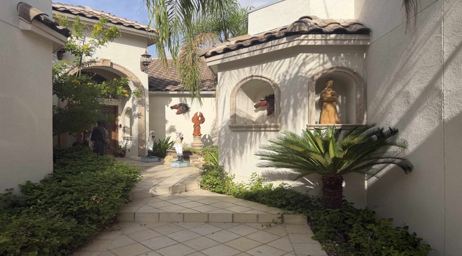 206 Chateau La Fitte Ct, Laredo, Texas 78041, 3 Bedrooms Bedrooms, 8 Rooms Rooms,3 BathroomsBathrooms,Residential,For Sale,206 Chateau La Fitte Ct,20264556