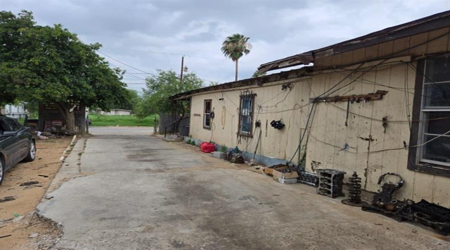 2413 Santa Clara St, Laredo, Texas 78046, 3 Bedrooms Bedrooms, 5 Rooms Rooms,2 BathroomsBathrooms,Residential,For Sale,2413 Santa Clara St,20264559