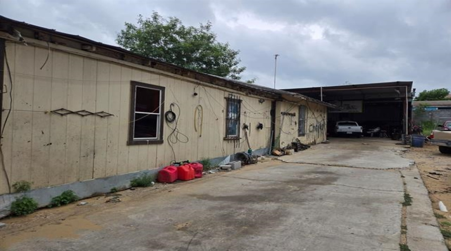 2413 Santa Clara St, Laredo, Texas 78046, 3 Bedrooms Bedrooms, 5 Rooms Rooms,2 BathroomsBathrooms,Residential,For Sale,2413 Santa Clara St,20264559
