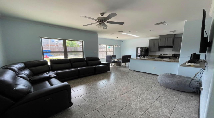 9987 Inmaculada Ln, Laredo, Texas 78045, 3 Bedrooms Bedrooms, 4 Rooms Rooms,2 BathroomsBathrooms,Residential,For Rent,9987 Inmaculada Ln,20264564