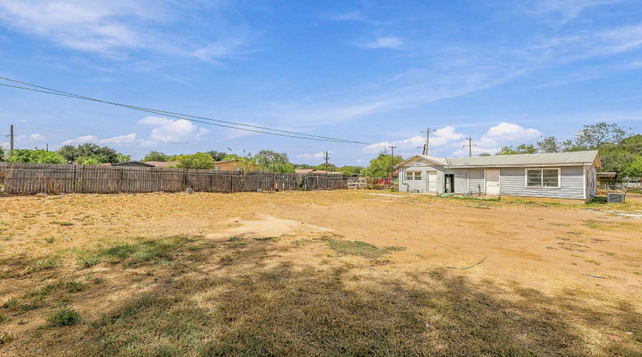 2501 Corpus Christi St, Laredo, Texas 78043, 2 Bedrooms Bedrooms, 4 Rooms Rooms,1 BathroomBathrooms,Residential,For Sale,2501 Corpus Christi St,20264566