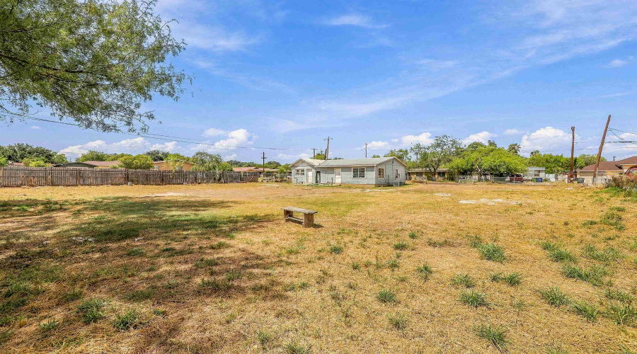 2501 Corpus Christi St, Laredo, Texas 78043, 2 Bedrooms Bedrooms, 4 Rooms Rooms,1 BathroomBathrooms,Residential,For Sale,2501 Corpus Christi St,20264566