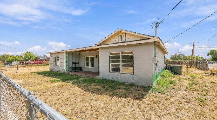 2501 Corpus Christi St, Laredo, Texas 78043, 2 Bedrooms Bedrooms, 4 Rooms Rooms,1 BathroomBathrooms,Residential,For Sale,2501 Corpus Christi St,20264566