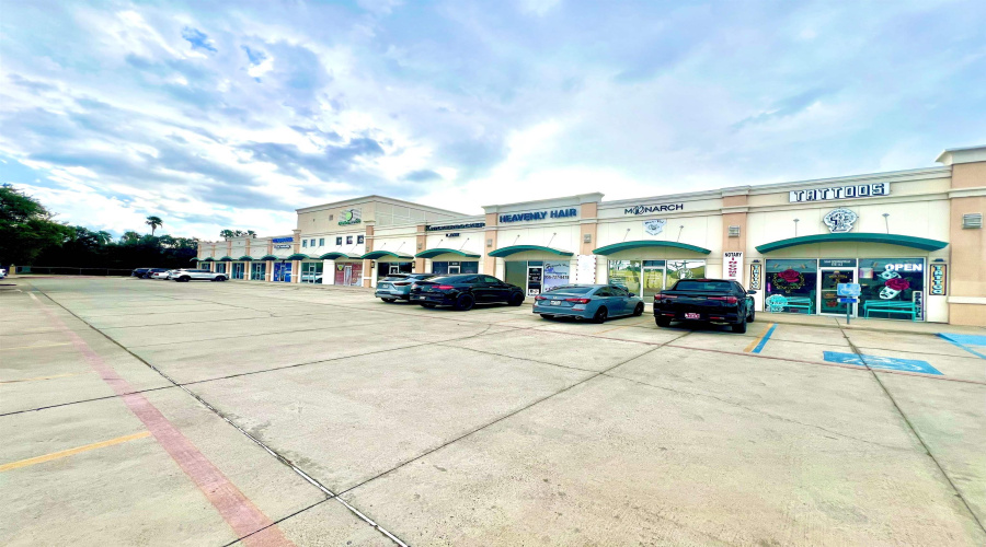 5460 Springfield Ave, Laredo, Texas 78041, 11 Rooms Rooms,1 BathroomBathrooms,Commercial retail/office,For Rent,5460 Springfield Ave,20264567
