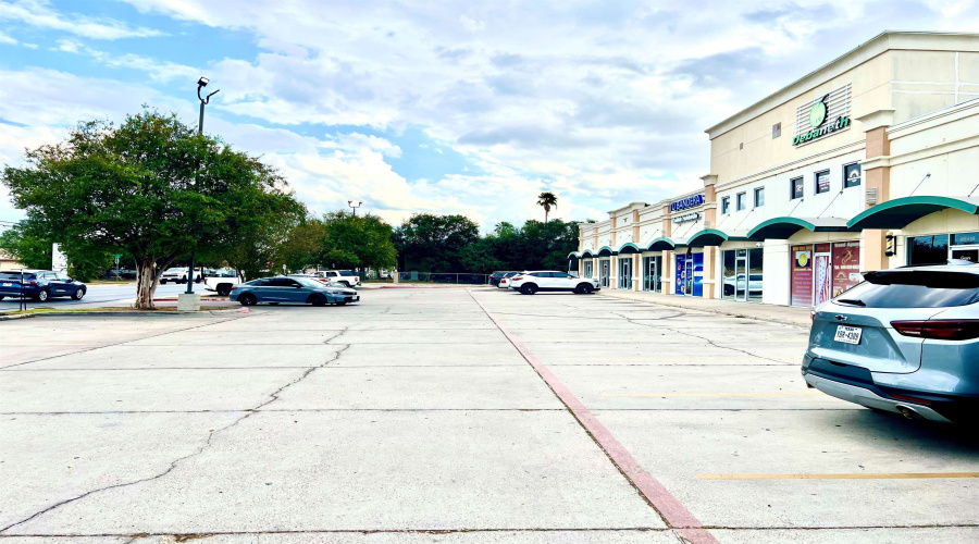 5460 Springfield Ave, Laredo, Texas 78041, 11 Rooms Rooms,1 BathroomBathrooms,Commercial retail/office,For Rent,5460 Springfield Ave,20264567