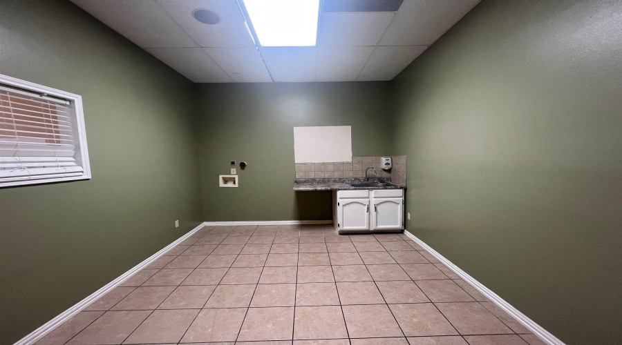 5460 Springfield Ave, Laredo, Texas 78041, 11 Rooms Rooms,1 BathroomBathrooms,Commercial retail/office,For Rent,5460 Springfield Ave,20264567