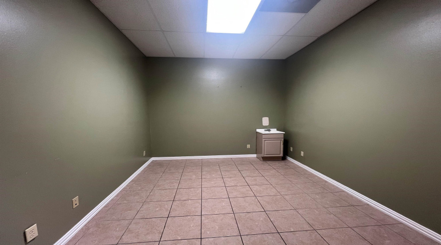5460 Springfield Ave, Laredo, Texas 78041, 11 Rooms Rooms,1 BathroomBathrooms,Commercial retail/office,For Rent,5460 Springfield Ave,20264567