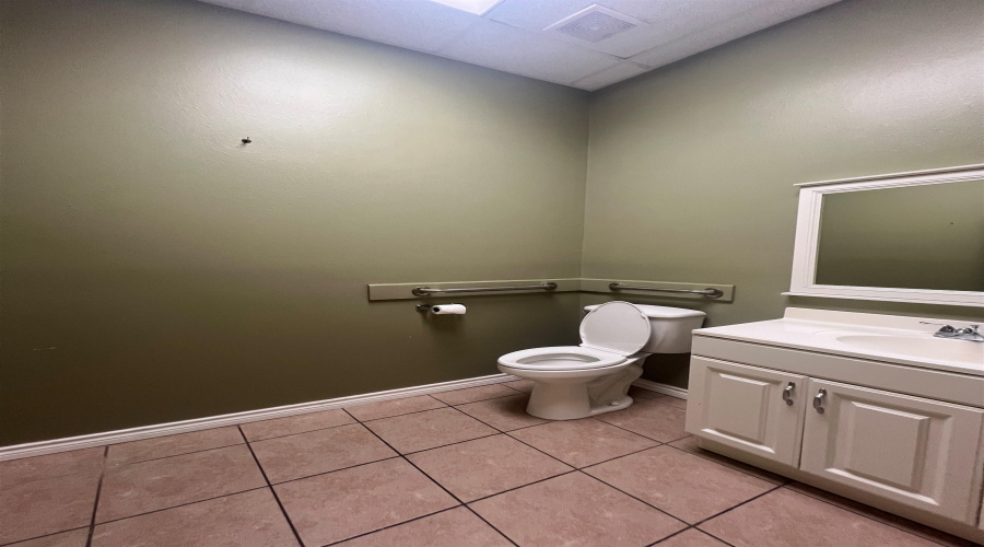 5460 Springfield Ave, Laredo, Texas 78041, 11 Rooms Rooms,1 BathroomBathrooms,Commercial retail/office,For Rent,5460 Springfield Ave,20264567