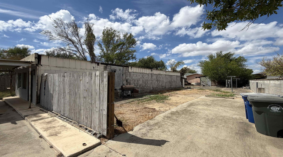 3310 East Fiesta Lp, Laredo, Texas 78043, 1 Bedroom Bedrooms, 2 Rooms Rooms,1 BathroomBathrooms,Residential,For Sale,3310 East Fiesta Lp,20264572