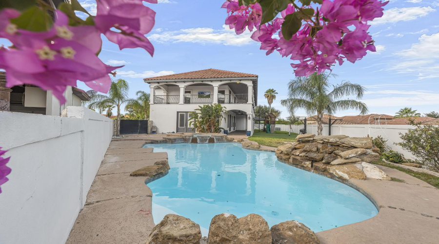 417 Lake Nakuru Ct, Laredo, Texas 78041, 6 Bedrooms Bedrooms, 9 Rooms Rooms,6 BathroomsBathrooms,Residential,For Sale,417 Lake Nakuru Ct,20264577