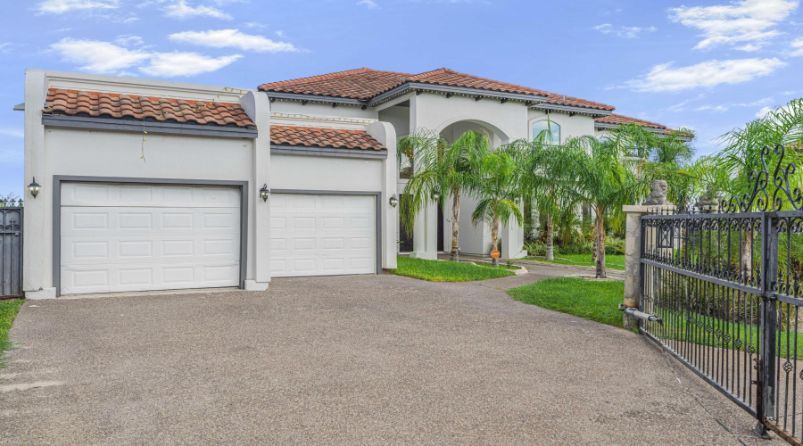 417 Lake Nakuru Ct, Laredo, Texas 78041, 6 Bedrooms Bedrooms, 9 Rooms Rooms,6 BathroomsBathrooms,Residential,For Sale,417 Lake Nakuru Ct,20264577