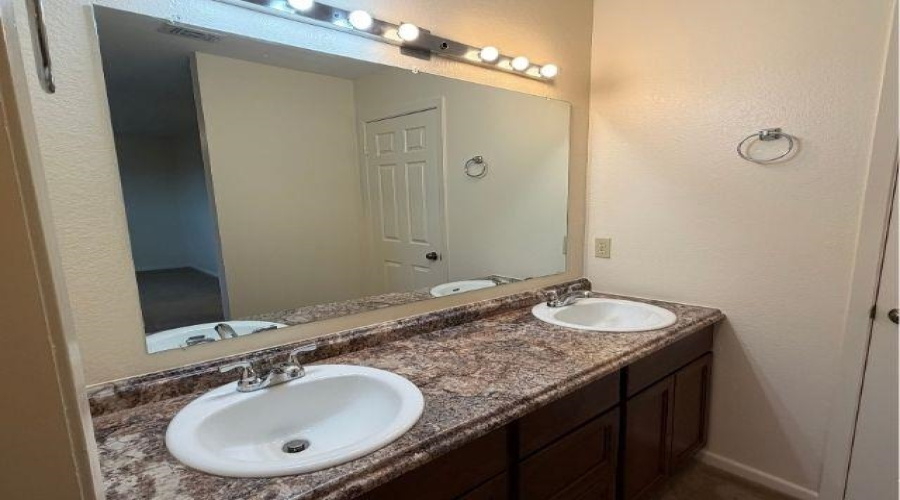 701 Northcreek Dr, Laredo, Texas 78041, 2 Bedrooms Bedrooms, 4 Rooms Rooms,1 BathroomBathrooms,Residential,For Sale,701 Northcreek Dr,20264579