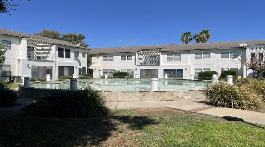 100 Village Blvd, Laredo, Texas 78041, 2 Bedrooms Bedrooms, 4 Rooms Rooms,2 BathroomsBathrooms,Residential,For Rent,100 Village Blvd,20264580