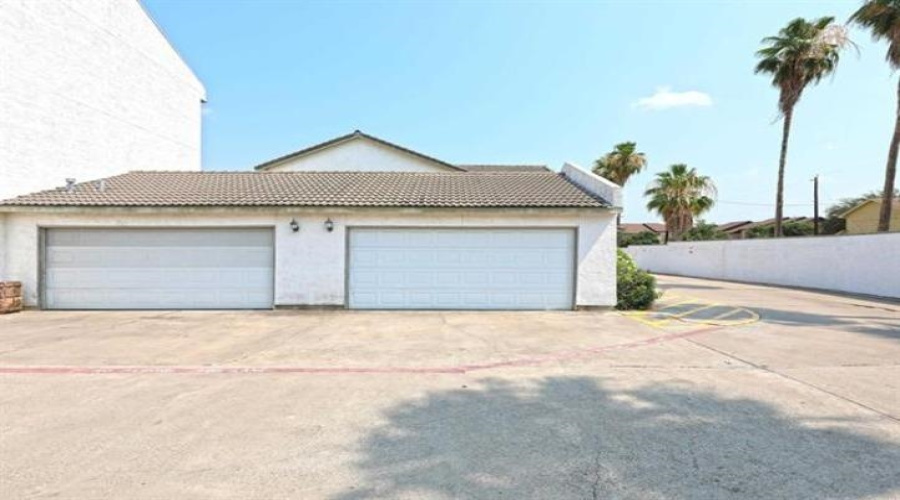 100 Village Blvd, Laredo, Texas 78041, 2 Bedrooms Bedrooms, 4 Rooms Rooms,2 BathroomsBathrooms,Residential,For Rent,100 Village Blvd,20264580