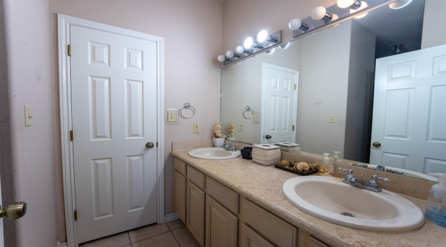 7521 Country Club Dr, Laredo, Texas 78041, 3 Bedrooms Bedrooms, 6 Rooms Rooms,2 BathroomsBathrooms,Residential,For Sale,7521 Country Club Dr,20264585